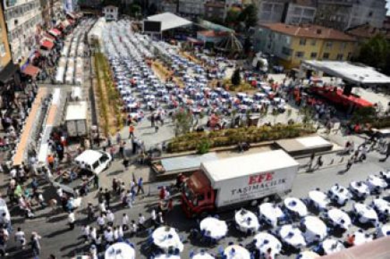 Ümraniye'de dev iftar sofrası