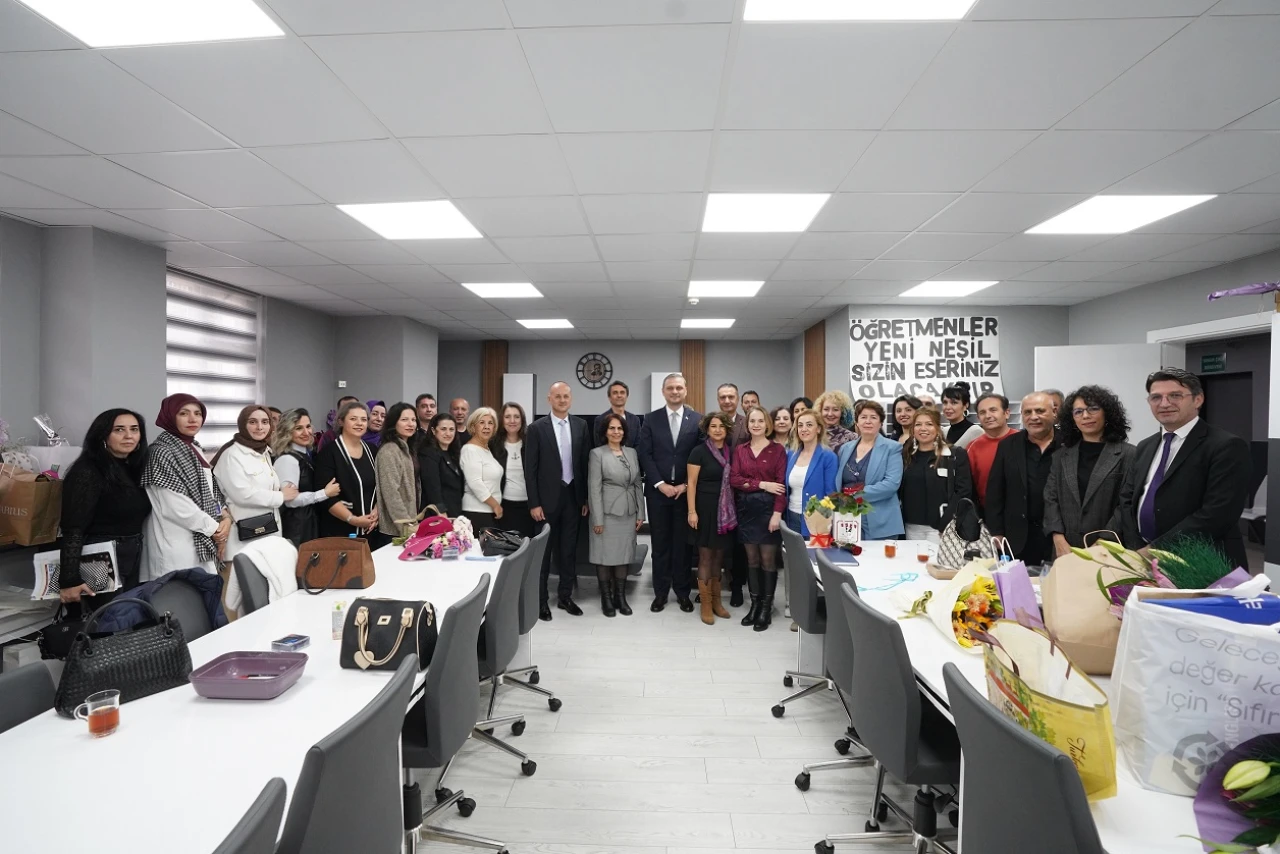 4 BİNİ AŞKIN FİDAN ÖĞRETMENLER İÇİN TOPRAKLA BULUŞTU