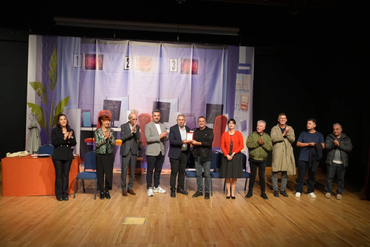 ‘Eller yukarı’ adlı tiyatro oyunu Kartal’da seyirciyle buluştu