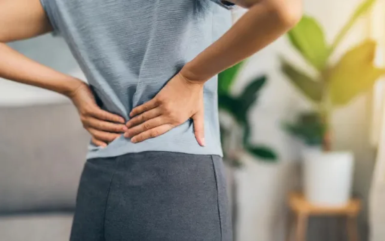 Bel ağrısı bel kaymasının belirtisi olabilir!