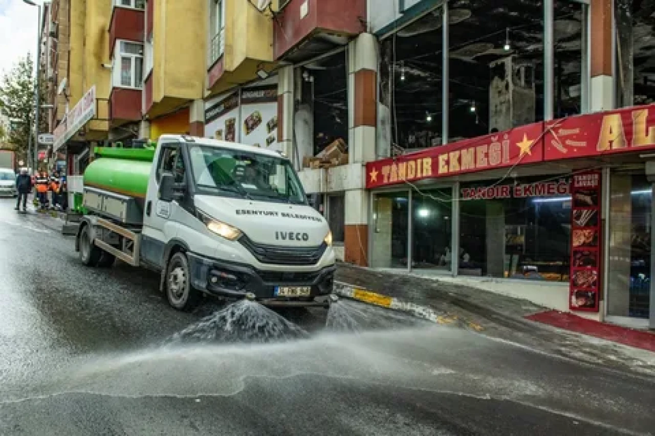 İnönü Mahallesi’ndeki Yangın Sonrası Bölgeyi Esenyurt Belediyesi Temizledi