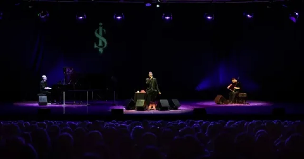Cem Adrian Özel Bir Konserle İş Sanat’taydı