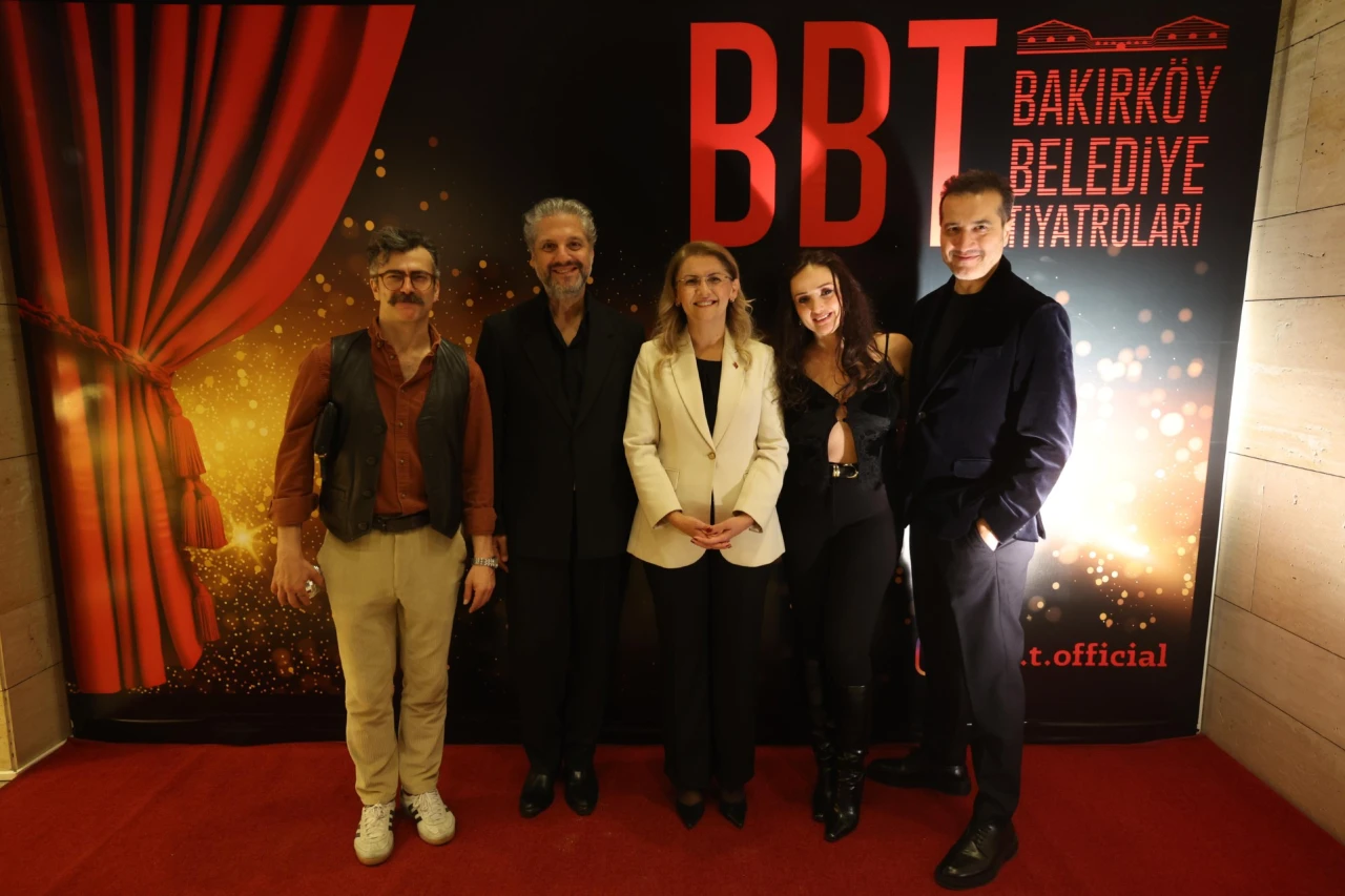 “Çirkin”e yıldızlar geçidi galası