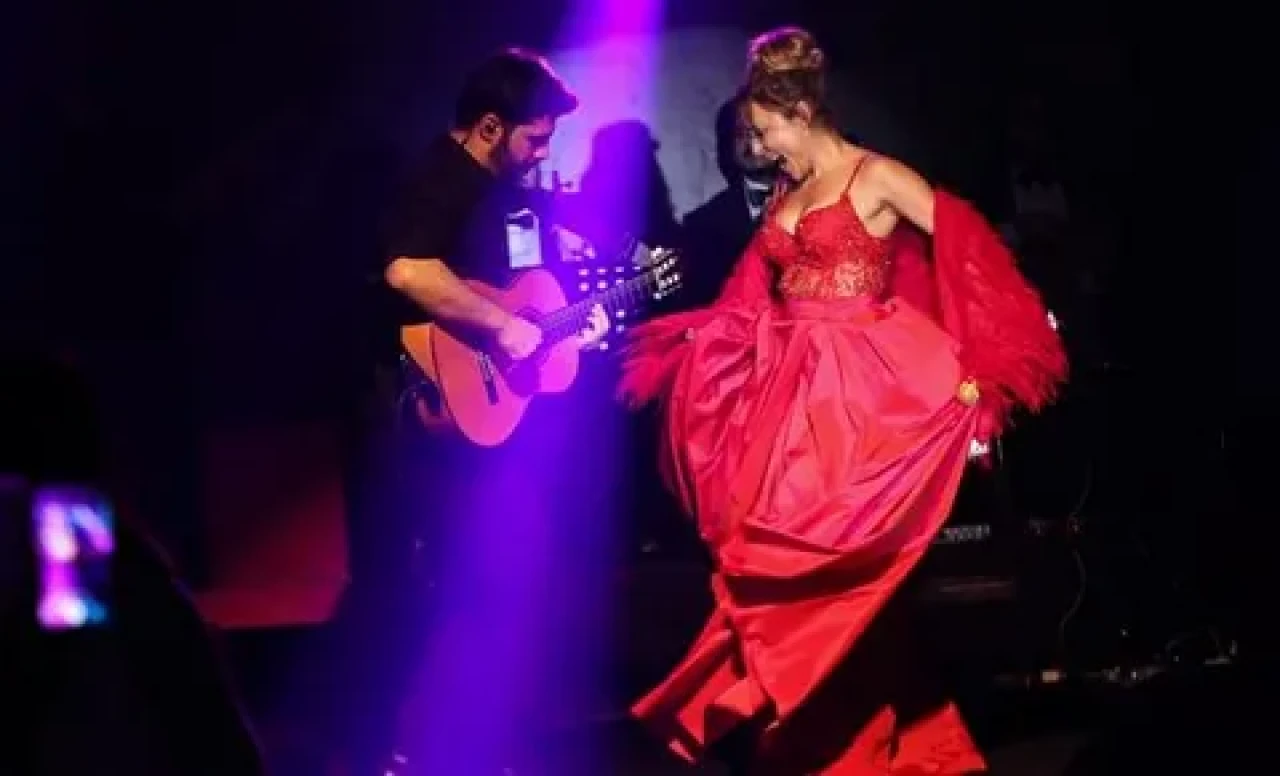 Ziynet Sali’den Kırmızı Elbiseli Alev Alev Paylaşım!