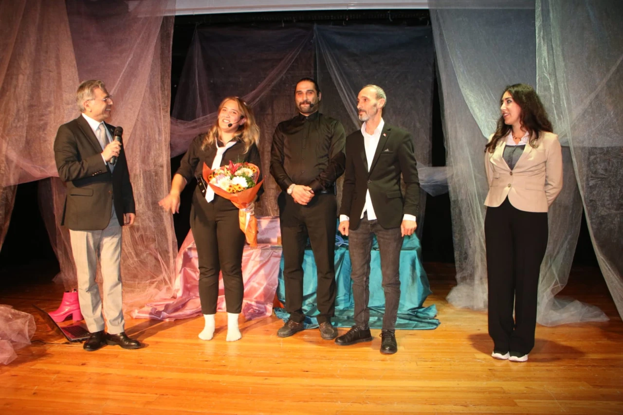 “İşimiz Aşk” Tiyatro Oyunu Kartal'lı Sanatseverlerle Buluştu