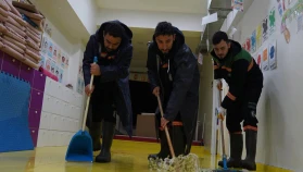 Tuzla Belediyesi yağışa karşı sahada: 100 personel ve 40 araçla kesintisiz müdahale