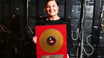 SİBEL CAN’a altın plak!