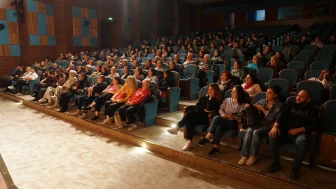 Esenyurt’ta Tiyatro Dolu Bir Sezon: Her Ay 3 Oyun Sahnelendi!