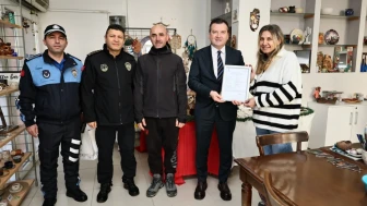 Balcıoğlu, esnaflara ruhsatlarını teslim etti