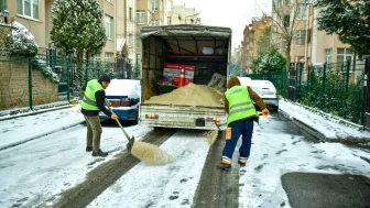 Esenyurt’ta Karla Mücadele Çalışmaları Aralıksız Sürüyor
