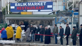Beylikdüzü Balıkçılar Çarşısı’nda hamsi bedava dağıtıldı