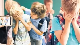 Akran zorbalığı yaygınlaşıyor!
