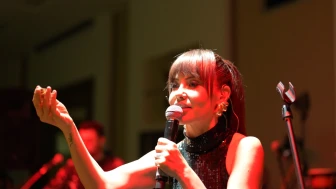 Şarkıcı Lara bayramda Neşet Ertaş’ın memleketinde sahne aldı