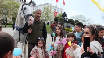 Adalar’da Bayram Mesaisinde Çocuklara At Sürprizi