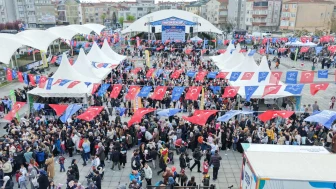 KÜÇÜKÇEKMECE’DE 23 NİSAN, GÜN BOYU SÜREN ETKİNLİKLERLE KUTLANDI