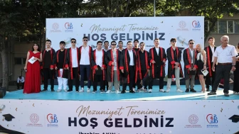 Bayrampaşa’da gençlerin mezuniyet coşkusu