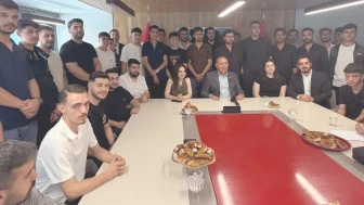 Cumhuriyet Halk Partisi İstanbul İl Başkanlığı binasında yoğun katılımlı bir rozet takma töreni gerçekleştirildi.
