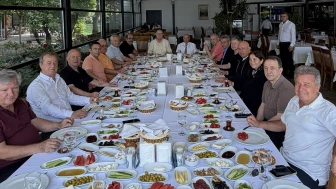 Eski belediye başkanları kahvaltıda toplandı.