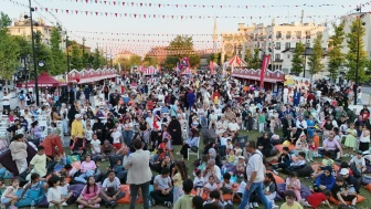 Topkapı Kaleiçi Meydanı'nda Mutlu Çocuk Şenliği Coşkusu Her Akşam Büyüyor