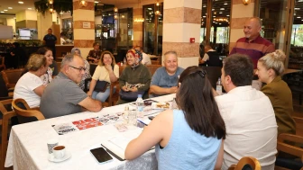 Çatalca Belediye Başkanı Erhan Güzel randevusuz halk günü toplantılarını sürdürüyor.