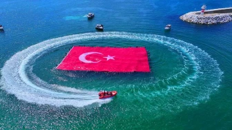 Türkiye’de denizde 660 metrekarelik Türk bayrağı Büyükçekmece'de açıldı