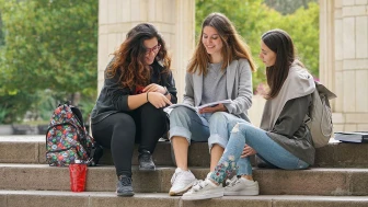 Zeytinburnu Belediyesi'nden Üniversiteli Gençlere Destek