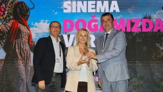 İlk Altın Erguvan Onur Ödülü Hale Soygazi’ye