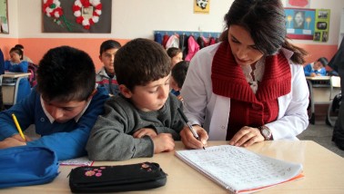 Eğitimci geçinemiyor