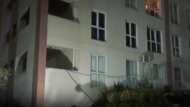 Esenyurt'ta düzenlenen operasyonda polisten kaçarken 5. kattan atladı