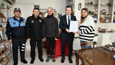 Balcıoğlu, esnaflara ruhsatlarını teslim etti