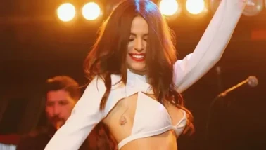 Simge’nin Sahnesinde Sezen Aksu İmzası