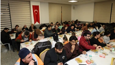 Küçükçekmece’liler, iftar sofralarında bereketi paylaşıyor