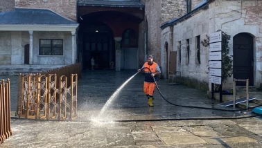 Fatih'te İbadethane Çevrelerinde 7/24 Temizlik ve Hijyen Seferberliği