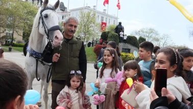 Adalar’da Bayram Mesaisinde Çocuklara At Sürprizi