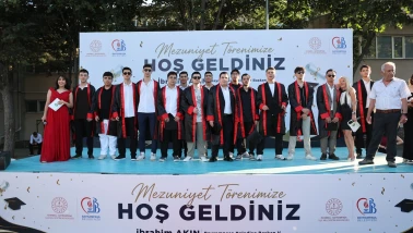 Bayrampaşa’da gençlerin mezuniyet coşkusu