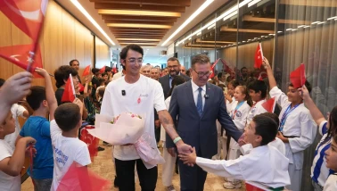 Şampiyon Mete Gazoz'a Çocuklardan Coşkulu Karşılama
