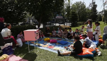 Bağcılar'da Açık Hava Kütüphanesi'ne Yoğun İlgi