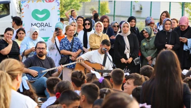 Esenler'de Okullar Moral Timi ile Neşeli Açıldı