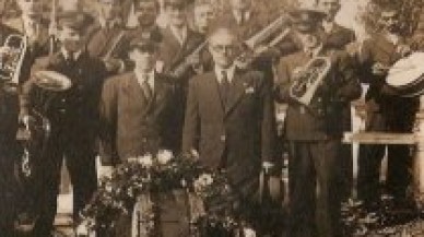 KOCA KASABADA ÜÇ RADYO