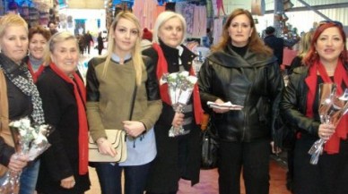 KADIN KOLLARI KARANFİL DAĞITTI