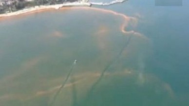 Büyükçekmece'de Deniz Turuncuya Döndü