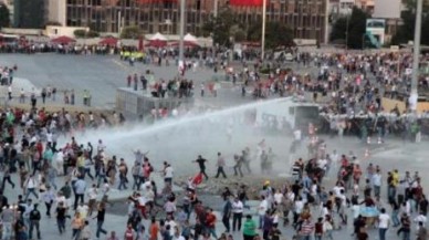 Karanfilli eyleme polis müdahalesi