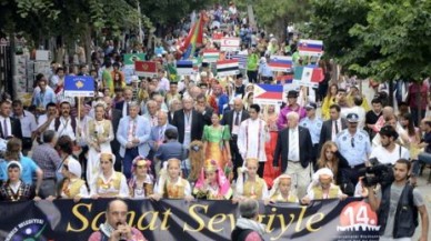 Festival meşalesi yakıldı
