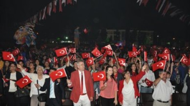 ERGUVAN FESTİVALİ’NDE ZAFER BAYRAMI COŞKUSU