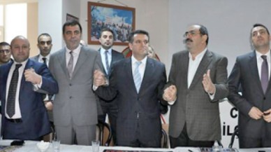 Kalkan'ın rozetini Çapan taktı