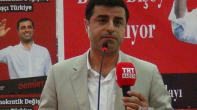 TRT mikrofonunu eline aldı ve...