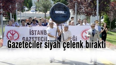 Gazeteciler siyah çelenk bıraktı