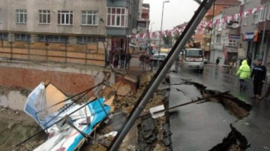 Küçükçekmece'de Yol Çöktü