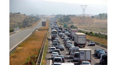 Tatilciler TEM'de 12 kilometrelik kuyruk oluşturdu