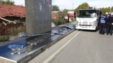 Vinç Yaya Üst Geçidine Çarptı